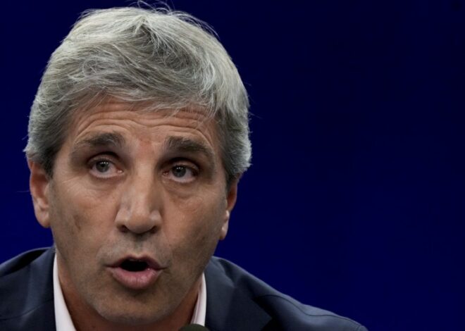 Caputo le pidió a los bancos pisar pago de importaciones para arrancar con el dólar tranquilo Caputo le pidió a los bancos pisar pago de importaciones para arrancar con el dólar tranquilo