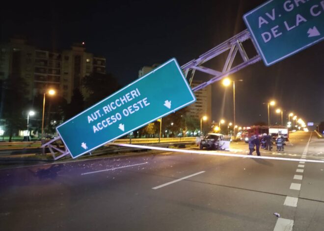 Una camioneta chocó contra un cartel en la avenida General Paz y lo derribó: al menos tres heridos Una camioneta chocó contra un cartel en la avenida General Paz y lo derribó: al menos tres heridos