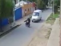 Un comerciante atropelló con su camioneta a dos motochorros que acababan de robarle