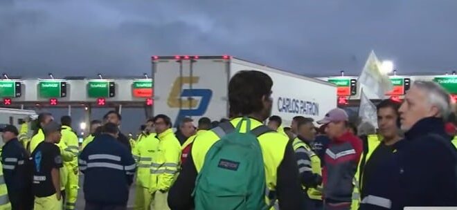 Protesta de empleados de cabinas de peaje: bloquean carriles en la Riccheri y hay caos de tránsito Protesta de empleados de cabinas de peaje: bloquean carriles en la Riccheri y hay caos de tránsito