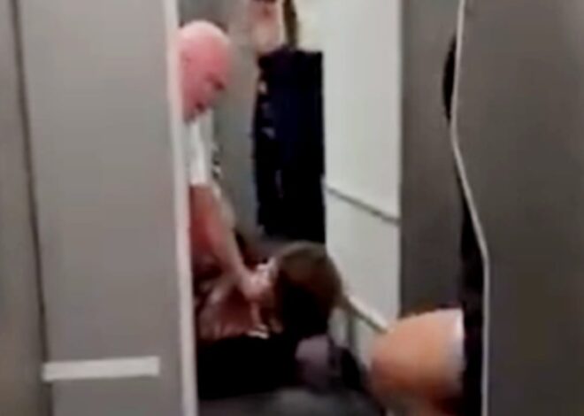 Video | Brasil: una pasajera intentó entrar a la cabina del piloto, agredió a la tripulación y fue inmovilizada Video | Brasil: una pasajera intentó entrar a la cabina del piloto, agredió a la tripulación y fue inmovilizada