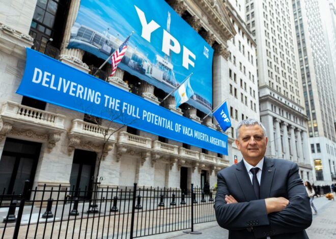 “En las crisis hay oportunidades”: YPF redobla su apuesta pese a la baja del precio del petróleo “En las crisis hay oportunidades”: YPF redobla su apuesta pese a la baja del precio del petróleo