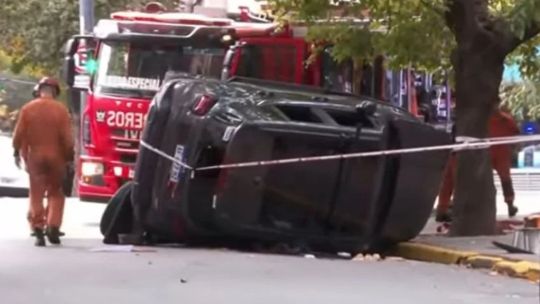Viendo Caballito "de costado"... Perdieron el control de la Renegade, rompieron autos estacionados y volcaron