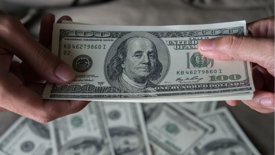 El dólar blue cerró en alza este 11 de abril y el Banco Central hizo una venta récord de dólares