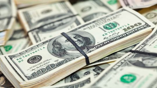El dólar blue cerró a la baja este 25 de abril y el Banco Central volvió a aumentar las reservas