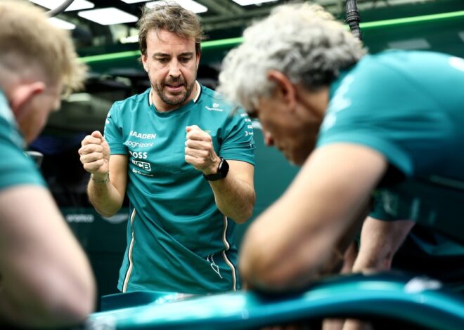 VIDEO: El bizarro problema de Alonso con su volante en Bahréin VIDEO: El bizarro problema de Alonso con su volante en Bahréin
