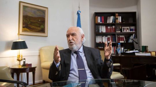 Gil Lavedra, del tribunal que enjuició a las Juntas: "Que los recuerdos de la democracia nos guíen en el camino de la ley y la justicia"