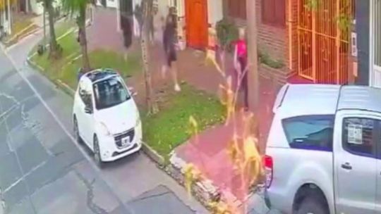 Así fue un brutal robo piraña a plena luz del día en Villa Domínico