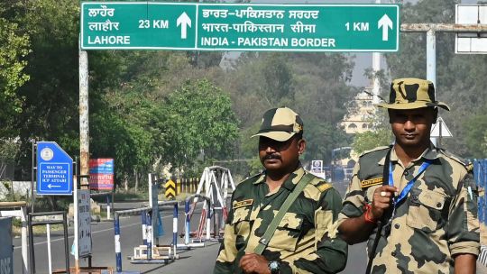 Pakistán advirtió una "incursión inminente" de India en Cachemira, mientras ambas potencias nucleares se preparan para lo peor Pakistán advirtió una "incursión inminente" de India en Cachemira, mientras ambas potencias nucleares se preparan para lo peor