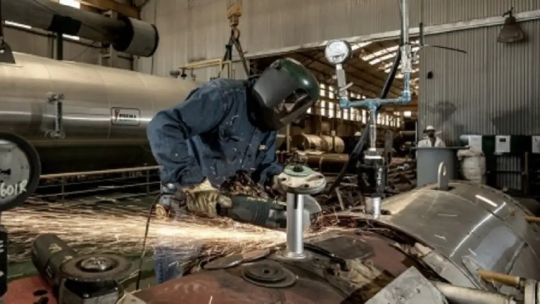 La industria cayó en marzo y la UIA advirtió por el aumento de las importaciones