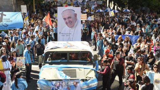 “Sé que están en la plaza, sé que están rezando": cómo se vivió la despedida de Francisco en Buenos Aires