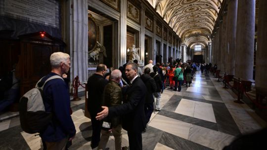 Largas colas 'turístico-religiosas' para visitar la tumba del Papa Francisco en Santa María la Mayor