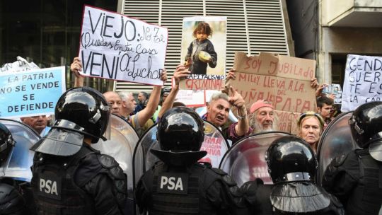 Congreso: la marcha de jubilados y piqueteros terminó en incidentes, la policía aplicó el protocolo antipiquetes y hubo dos detenidos Congreso: la marcha de jubilados y piqueteros terminó en incidentes, la policía aplicó el protocolo antipiquetes y hubo dos detenidos