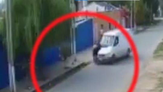 Un comerciante arrolló a dos ladrones que escapaban luego de asaltar su negocio en Merlo Un comerciante arrolló a dos ladrones que escapaban luego de asaltar su negocio en Merlo