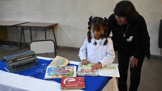Inclusión educativa: una alumna ciega de 9 años escribió su primer libro ilustrado y en braille