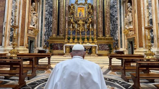 En plena recuperación, el papa Francisco visitó de sorpresa su basílica favorita para rezar antes de Semana Santa En plena recuperación, el papa Francisco visitó de sorpresa su basílica favorita para rezar antes de Semana Santa