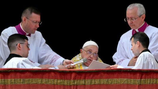 Pascua: desafiando a su salud, el papa Francisco apareció en el balcón y recorrió la plaza de San Pedro Pascua: desafiando a su salud, el papa Francisco apareció en el balcón y recorrió la plaza de San Pedro