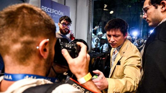 Santiago Caputo amedrentó a un reportero gráfico que lo retrató en el ingreso del debate de candidatos a legisladores Santiago Caputo amedrentó a un reportero gráfico que lo retrató en el ingreso del debate de candidatos a legisladores