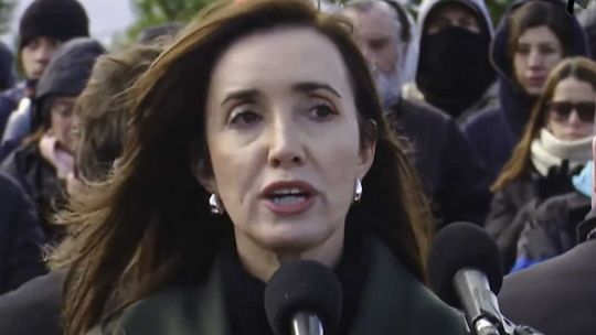 Victoria Villarruel fue abucheada por una multitud al salir de la misa por el Papa Francisco Victoria Villarruel fue abucheada por una multitud al salir de la misa por el Papa Francisco