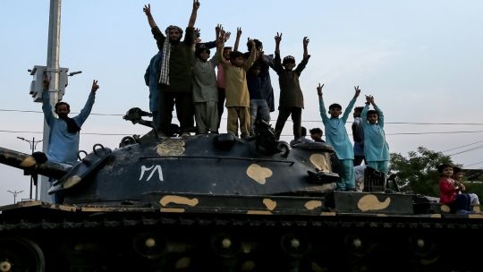 India y Pakistán alcanzan un alto el fuego, pero intercambian acusaciones de violaciones de la tregua