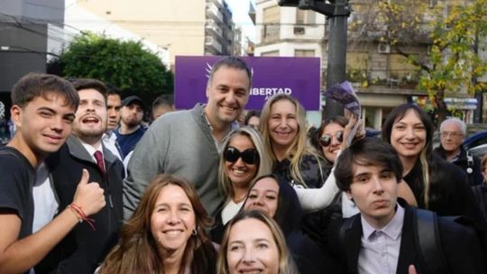 Adorni recorrió barrios porteños con Karina Milei: búsqueda intensiva de votos, sonrisas y abrazos para la foto Adorni recorrió barrios porteños con Karina Milei: búsqueda intensiva de votos, sonrisas y abrazos para la foto