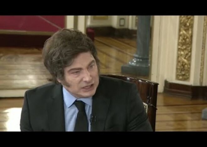 Milei endure las acusaciones contra Clarín: "Me están apretando para que ceda en entregarle las comunicaciones" Milei endure las acusaciones contra Clarín: "Me están apretando para que ceda en entregarle las comunicaciones"