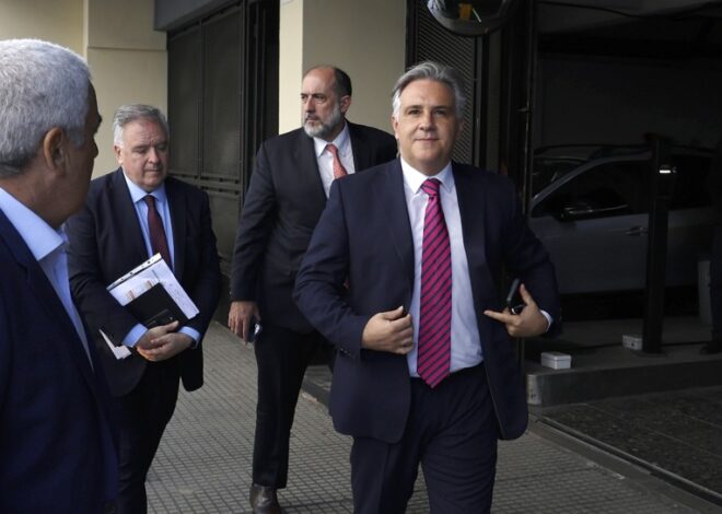 Llaryora adhiere al ‘dólar colchón' de Caputo y manda un proyecto propio a la Legislatura provincial