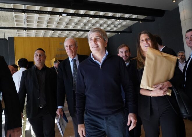 Ante la suba del dólar, Caputo le pidió a las cerealeras aceleren la liquidación