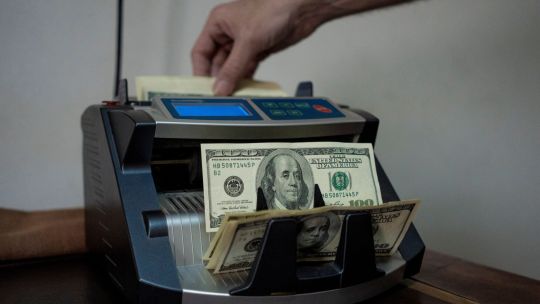 Los argentinos corren a dolarizarse tras el fin de los controles