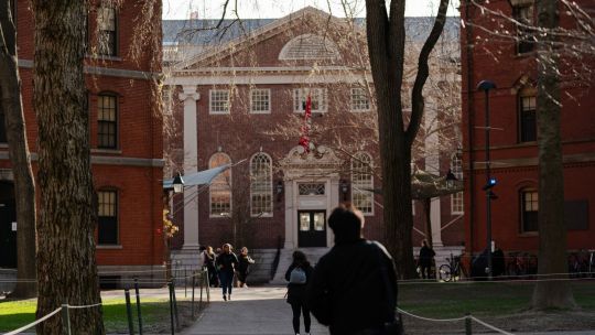 El gobierno de Trump revoca la autorización de Harvard para inscribir estudiantes internacionales El gobierno de Trump revoca la autorización de Harvard para inscribir estudiantes internacionales