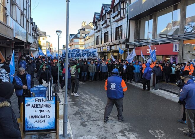 Trabajadores de Tierra del Fuego paran y marchan contra las medidas arancelarias del gobierno nacional Trabajadores de Tierra del Fuego paran y marchan contra las medidas arancelarias del gobierno nacional