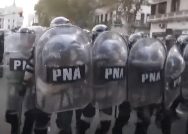 Congreso: el equipo de LN+ quedó atrapado en medio del avance de Prefectura y fue embestido por los agentes