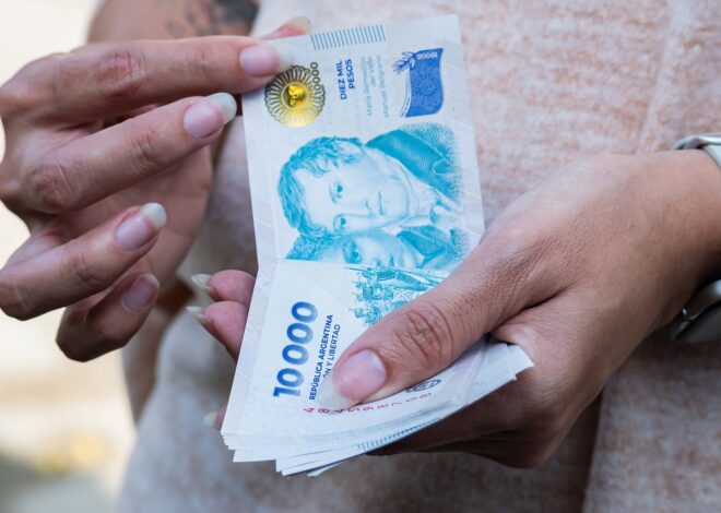 Qué significa ordenar los billetes por denominación, según la psicología