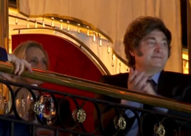 Javier Milei asiste a un desfile organizado por Roberto Piazza