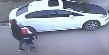 Video: violento robo de un auto a una mujer frente a su hijo de seis años: “A nadie le importa nada” Video: violento robo de un auto a una mujer frente a su hijo de seis años: “A nadie le importa nada”