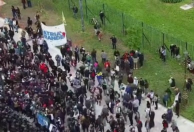 Enfrentamientos entre la Policía y manifestantes en una nueva marcha de jubilados frente al Congreso