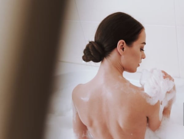 Microbióloga responde: ¿es mejor para la salud y la higiene bañarse por la mañana o por la noche? Microbióloga responde: ¿es mejor para la salud y la higiene bañarse por la mañana o por la noche?