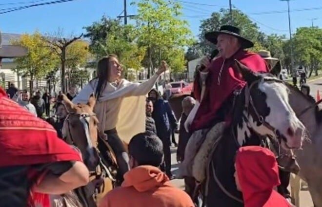 Insólita pelea a caballo en Formosa: el senador Paoltroni se enfrentó con un intendente Insólita pelea a caballo en Formosa: el senador Paoltroni se enfrentó con un intendente