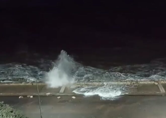 Mar del Plata: una fuerte crecida del mar llevó el agua hasta la calle y provocó destrozos Mar del Plata: una fuerte crecida del mar llevó el agua hasta la calle y provocó destrozos