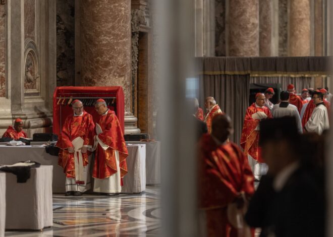 Rostros adustos, preocupación y hasta lágrimas: los gestos de los cardenales que marcaron el inicio del cónclave