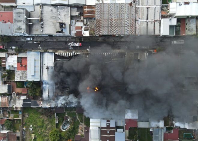 Video: así fue el momento en el que colapsó el techo de la pañalera que se incendió en Lomas del Mirador
