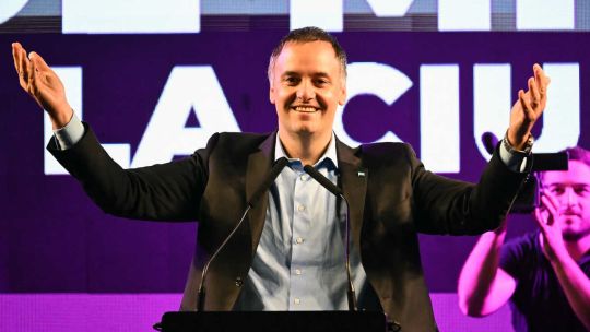 Militantes pagos, tensión entre organizaciones y el respaldo absoluto de Nación: cómo fue el cierre de campaña de Adorni