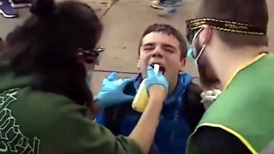¿Un mensaje en plena represión?: lanzan gas al reportero gráfico amedrentado por Santiago Caputo ¿Un mensaje en plena represión?: lanzan gas al reportero gráfico amedrentado por Santiago Caputo