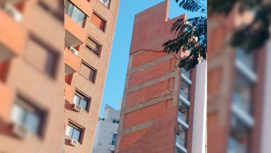 "Siempre supimos que se iba a caer": exinquilina del hostel contiguo al edificio que colapsó en Córdoba