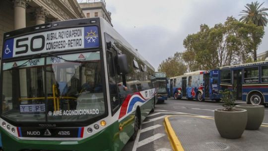 El Gobierno repudió el "paro extorsivo" de colectivos y acusó a la UTA de "tomar de rehenes a los pasajeros"