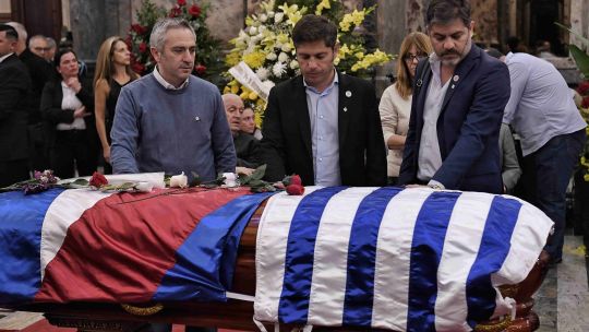 Axel Kicillof fue al funeral de 'Pepe' Mujica y pidió perdón por el Gobierno de Javier Milei