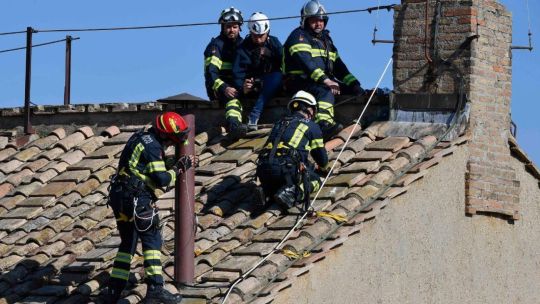 Instalan la chimenea en la Capilla Sixtina para el cónclave