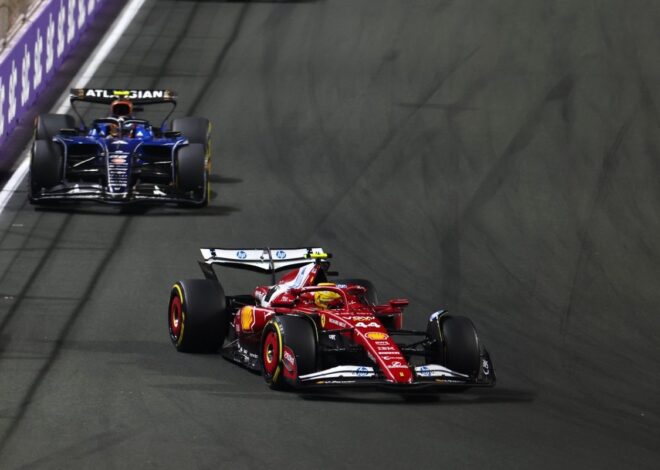 A Sainz no le sorprenden los problemas de Hamilton en Ferrari A Sainz no le sorprenden los problemas de Hamilton en Ferrari