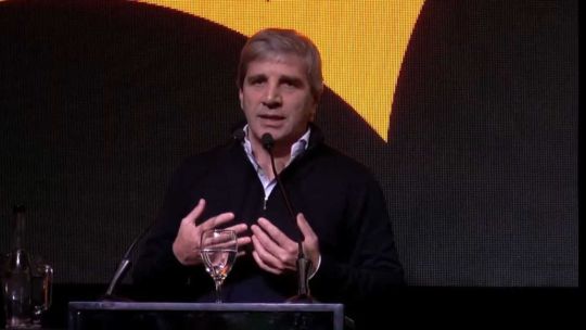 Luis Caputo explicó por qué tener los dólares en el colchón "es mal negocio" Luis Caputo explicó por qué tener los dólares en el colchón "es mal negocio"