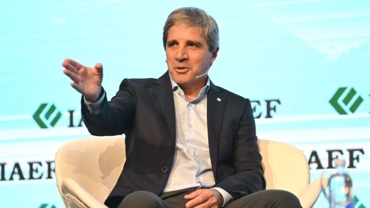 Luis Caputo: "Vamos a converger a la inflación internacional en los próximos 12 meses"